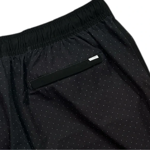 Vuori Mens 7” Banks Shorts size XL in Black Microdot - Picture 9 of 9